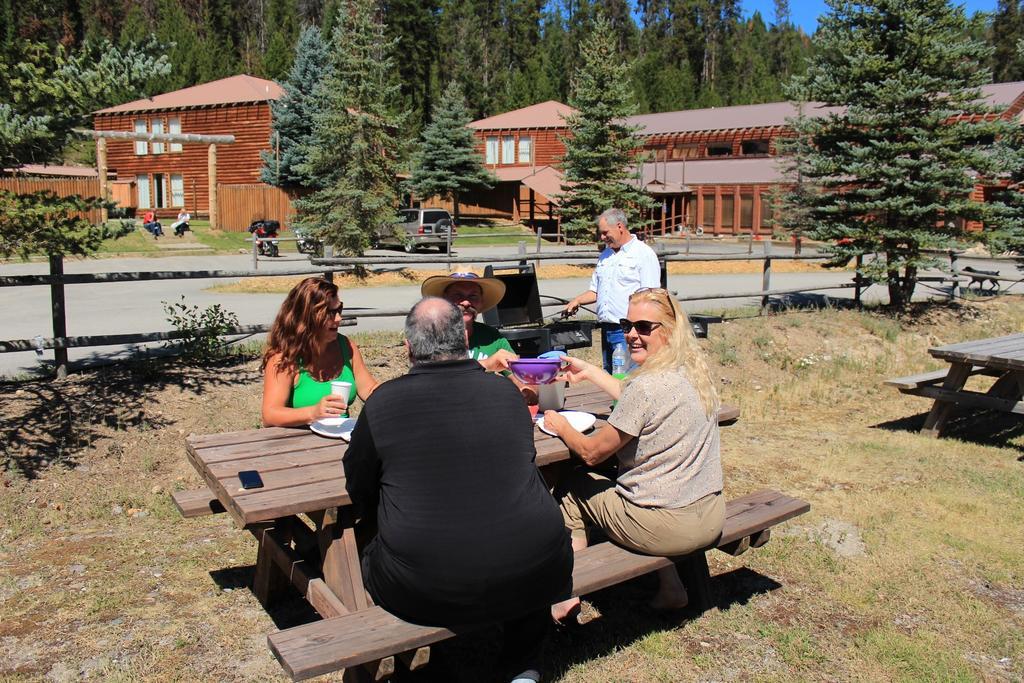 The Lodge At Lolo Hot Springs Exterior photo